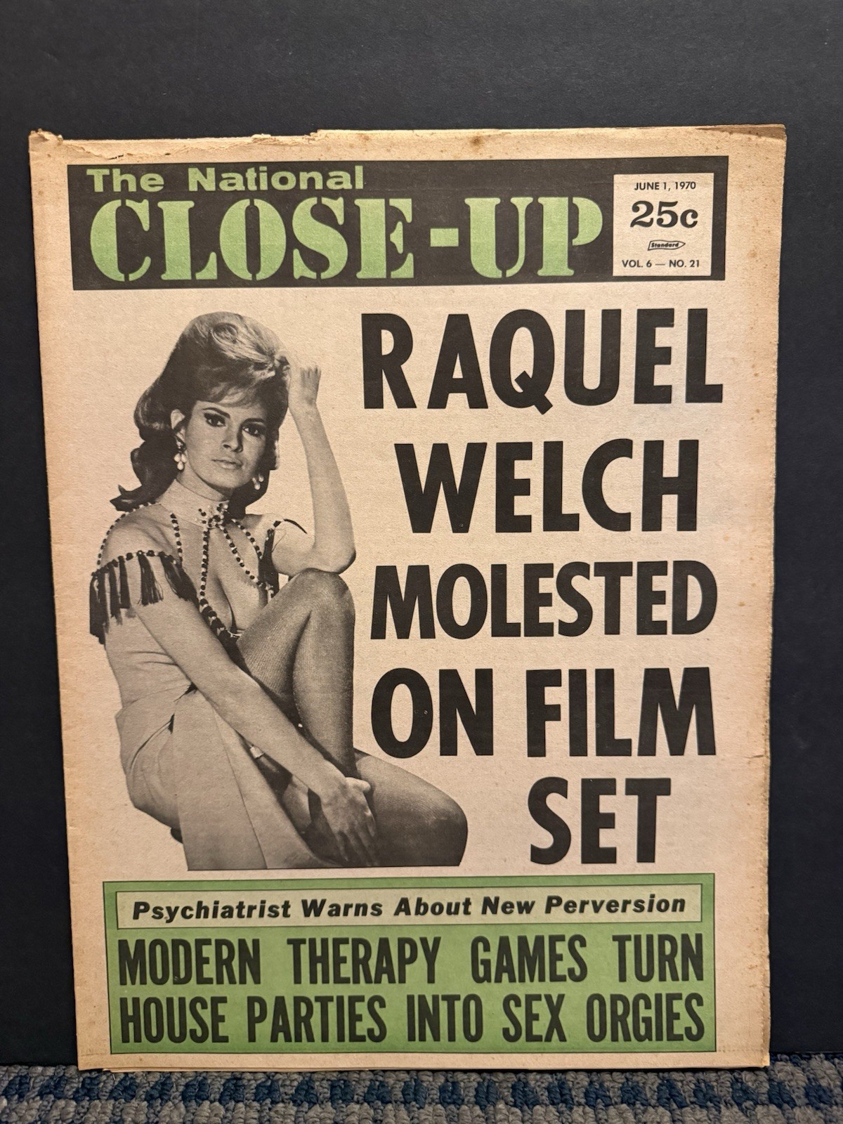 1970 June 1st National Close-Up Newspaper, RAQUEL WELCH (VRN10) 1970 June 1st National Close-Up Newspaper, RAQUEL WELCH (VRN10)