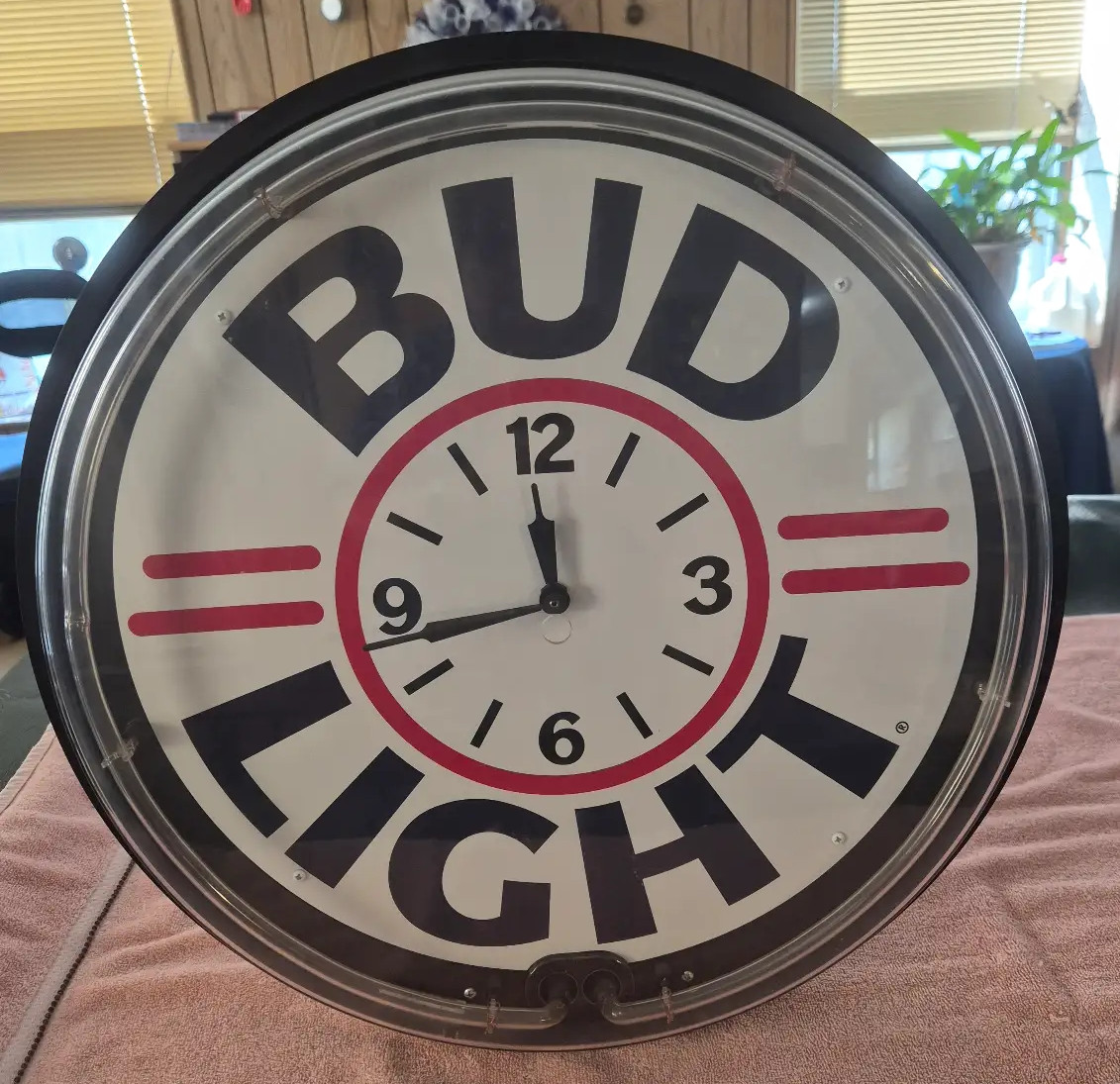 Budweiser Vintage Neon Wall Bar Clock Light-Up Ring 20 inches Budweiser Vintage Neon Wall Bar Clock Light-Up Ring 20 inches