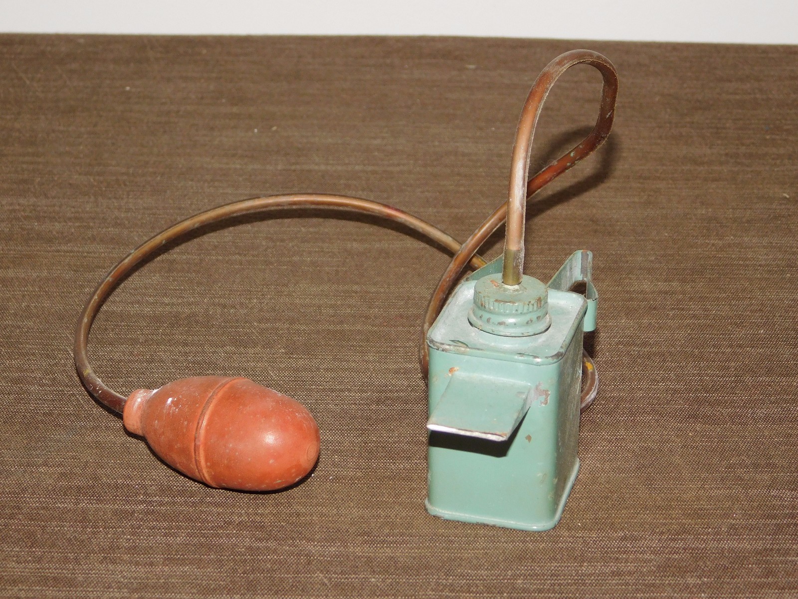 VINTAGE PRIMITIVE SQUEEZE RUBBER METAL BOX POWDER DUSTER