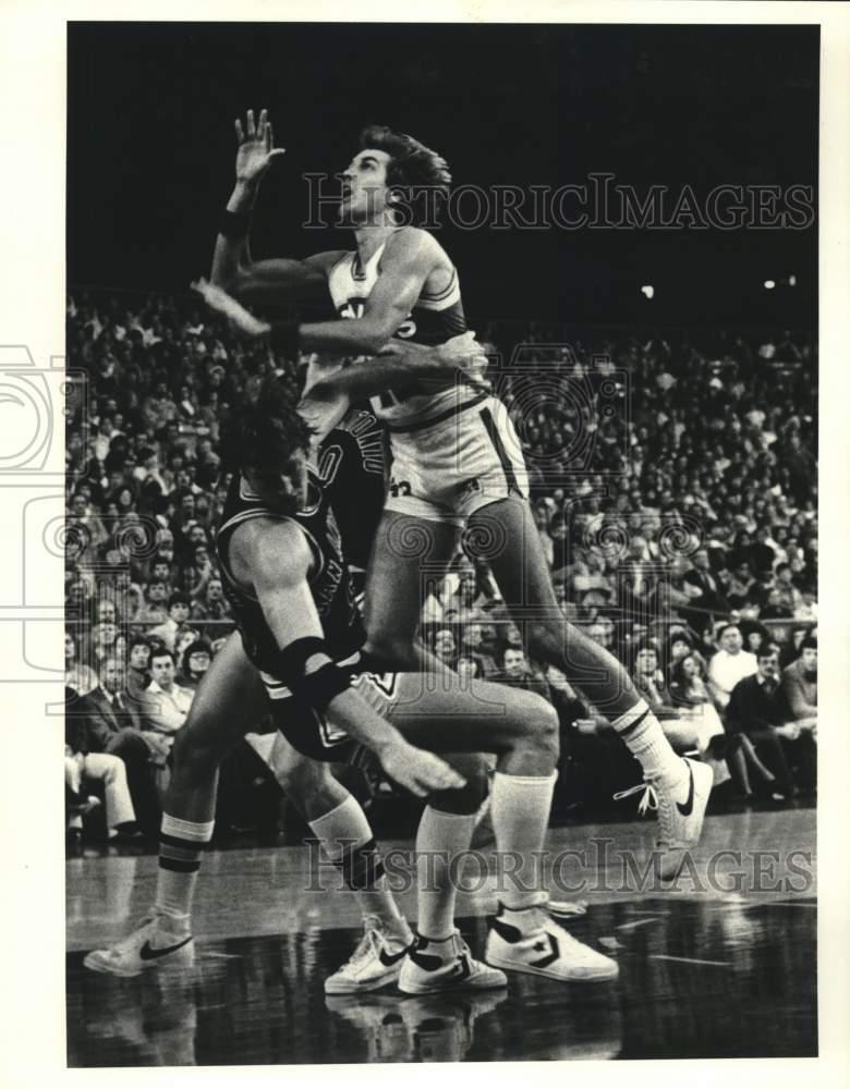 1987 Press Photo Seattle\'s Wally Walker Collides With Spurs\' Mark Olberding