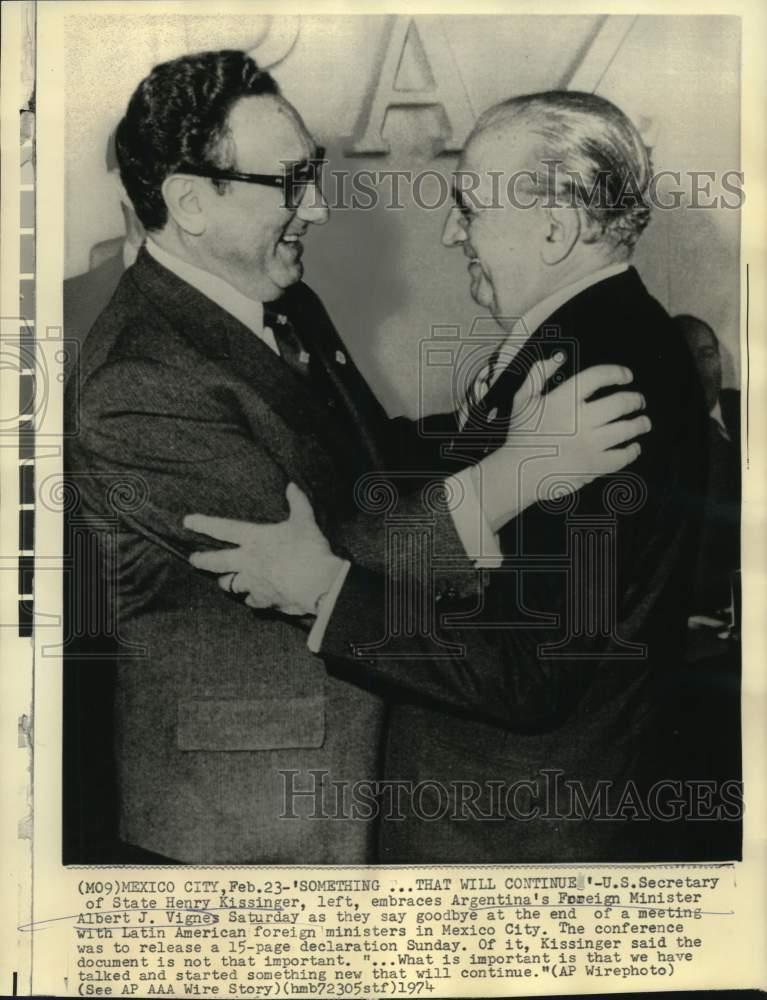 1974 Press Photo Henry Kissinger embraces Albert Vignes in Mexico City