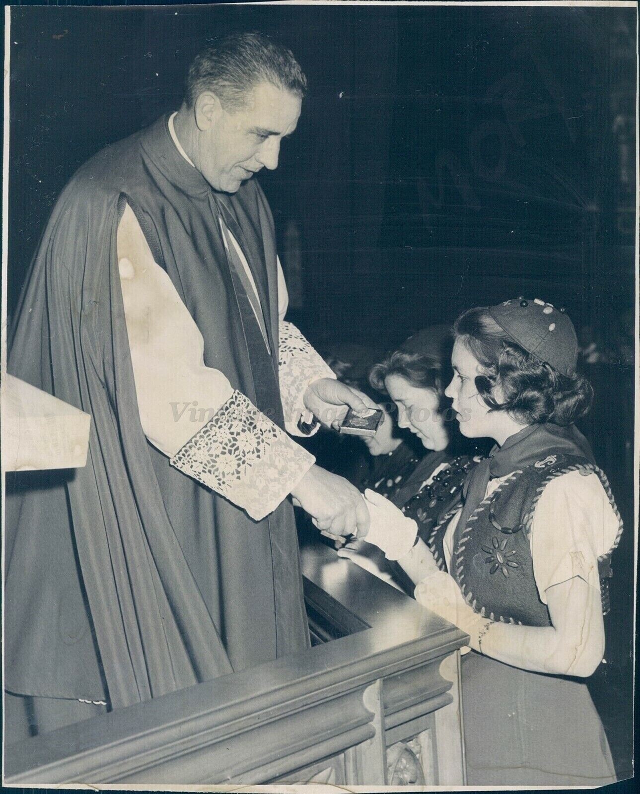 1961 Press Messenger John Carroll Beautiful Girls Religious Vintage Image Photo