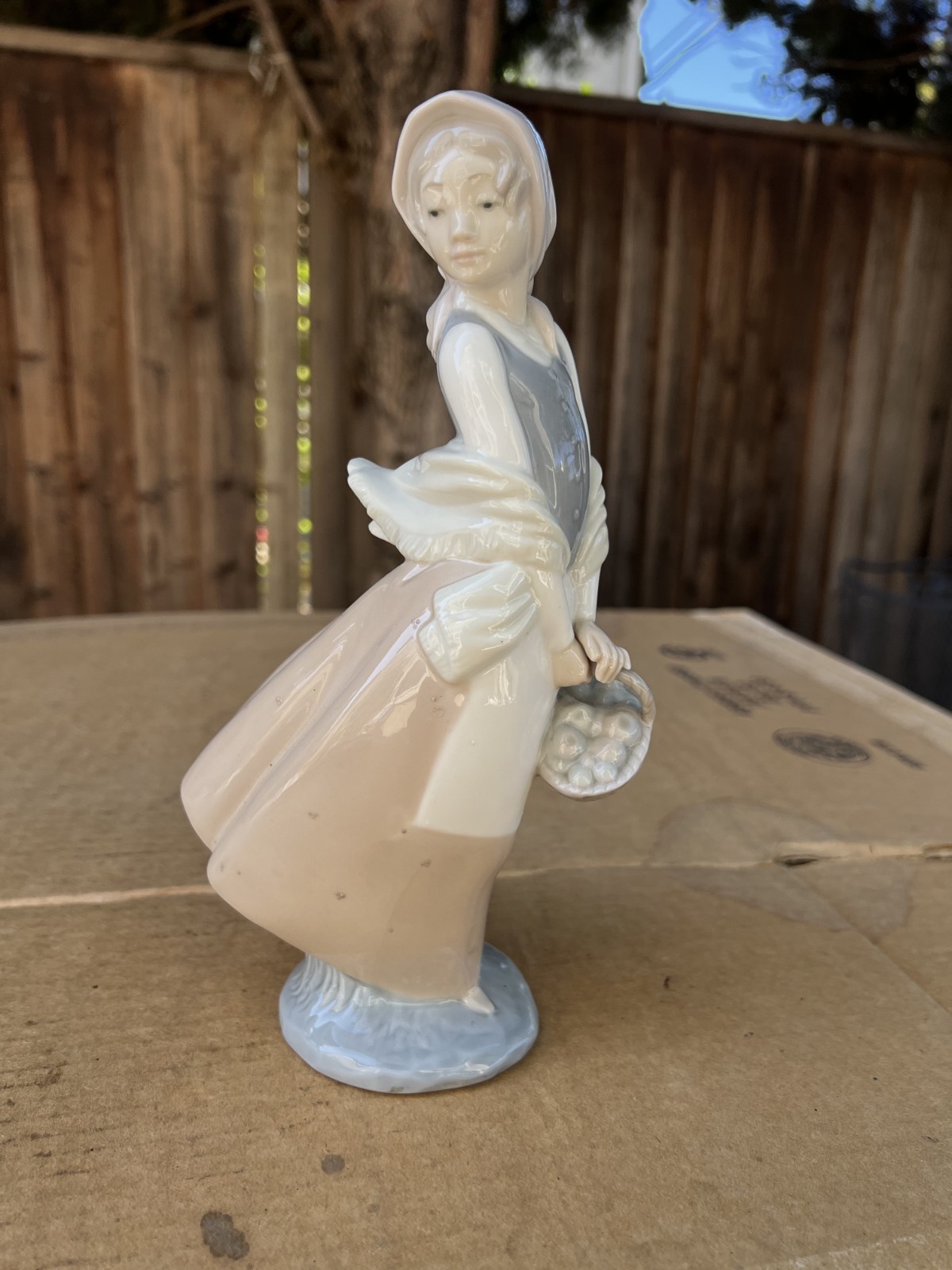 Vintage Nao by Lladro Porcelain Figurine Girl with Basket #4834 MINT 9.5\