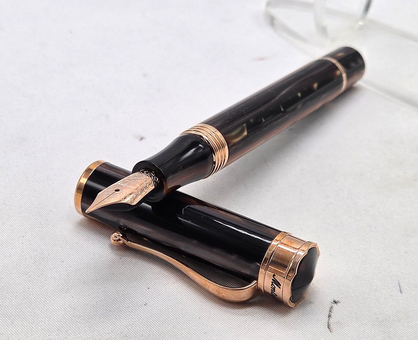 Montegrappa DUCALE Brown Fountain Pen RoseGold Trims Fine Nib Montegrappa DUCALE Brown Fountain Pen RoseGold Trims Fine Nib