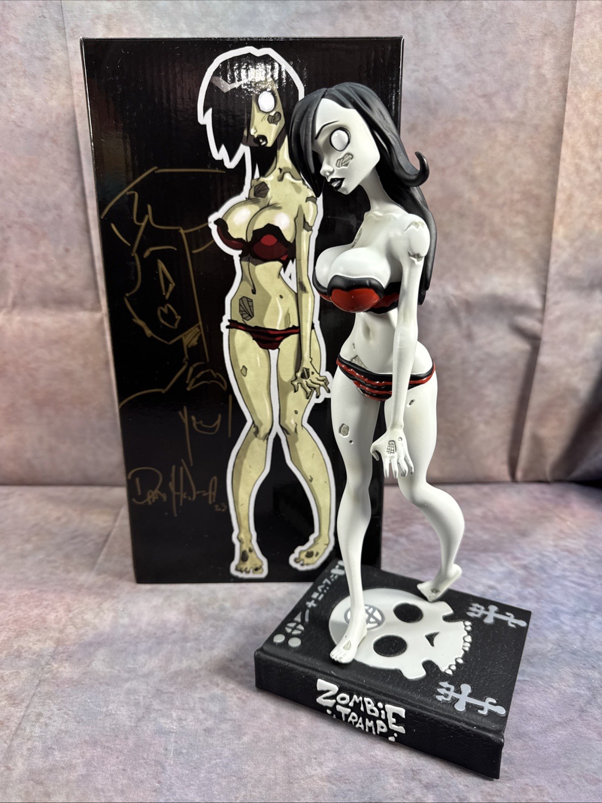 Zombie Tramp Diamond Select Statue Action Lab Black  White Signed Remark G2U