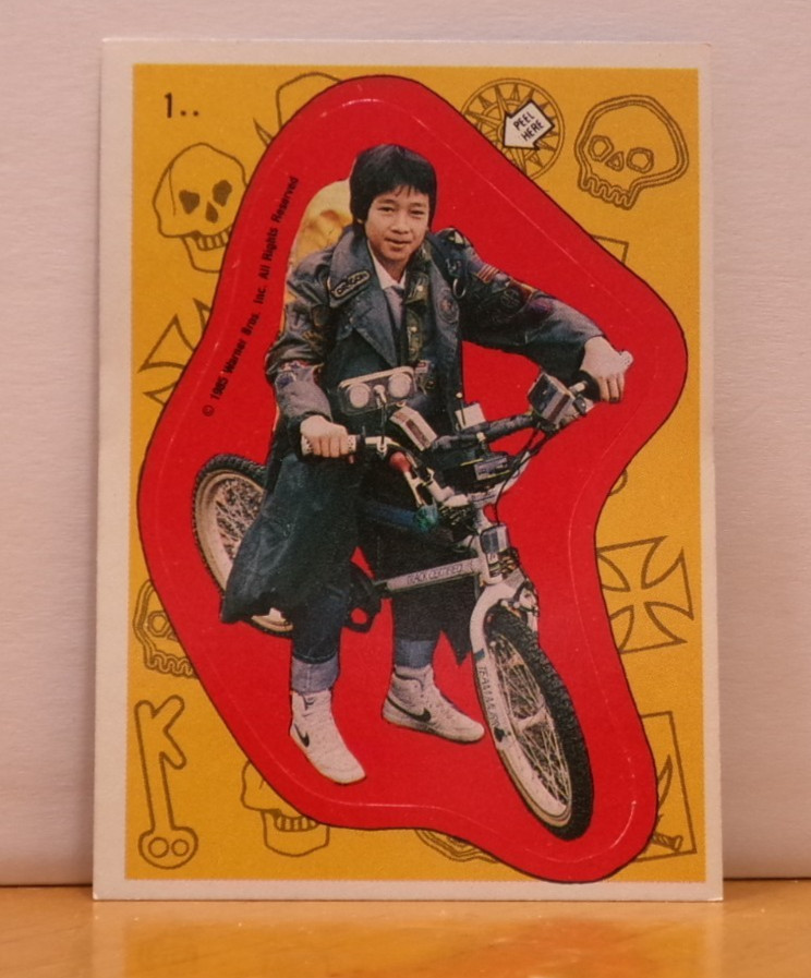 TOPPS PICTURE CARD THE GOONIES ORIGINAL CHASE STICKER DATA ON BIKE - KE HUY QUAN