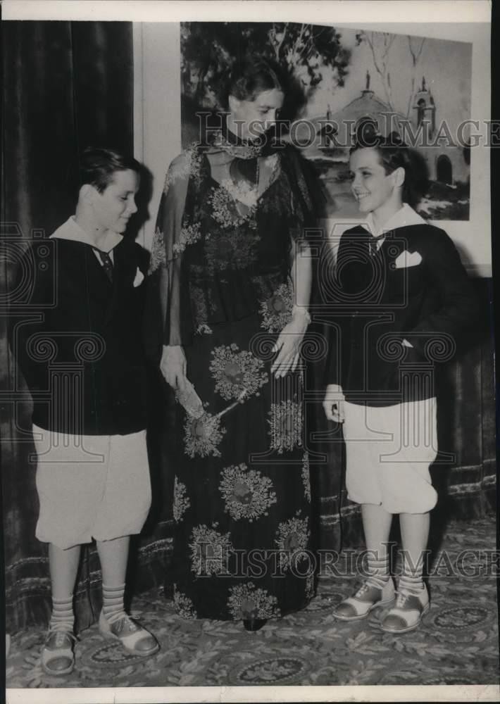 1936 Press Photo Mrs. Franklin Roosevelt chats with the 