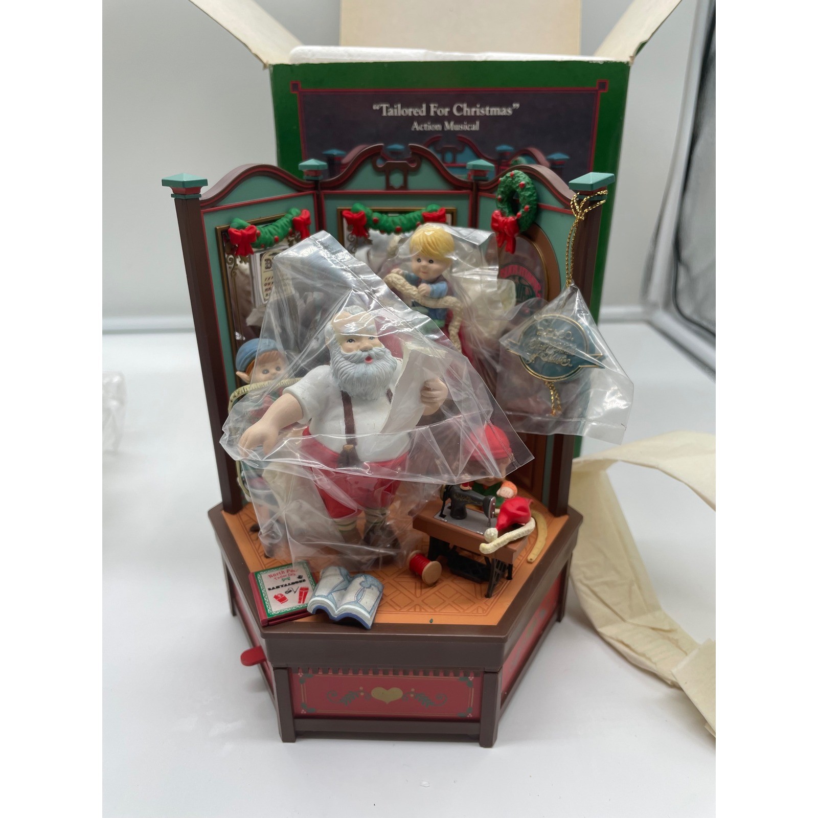 Enesco Tailored For Christmas Action Musical Santa Workshop 1992 Lustre Fame Enesco Tailored For Christmas Action Musical Santa Workshop 1992 Lustre Fame