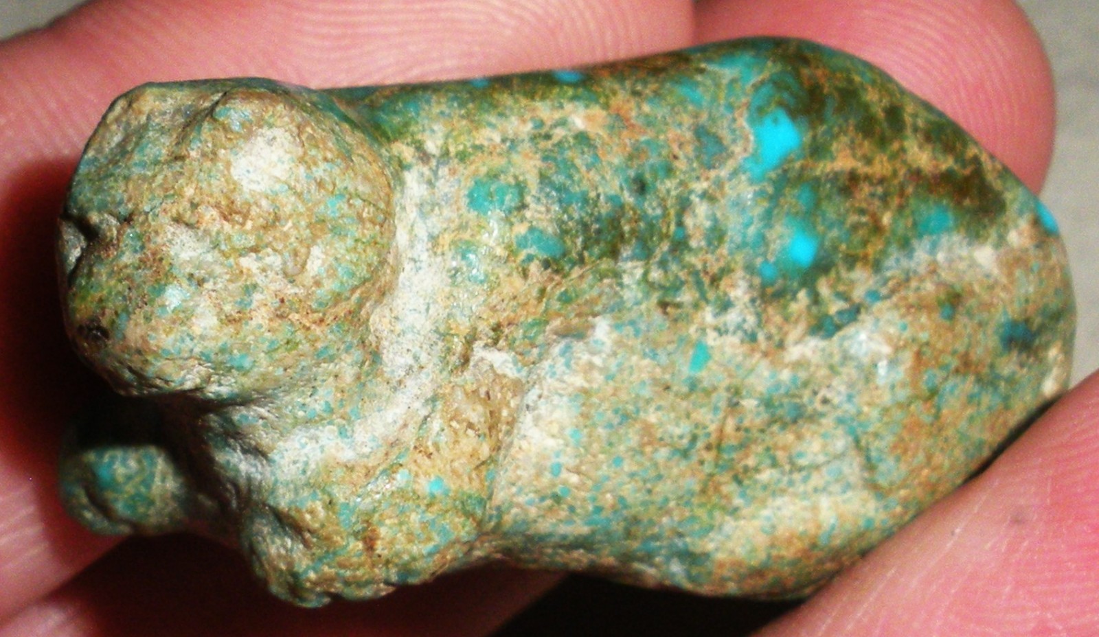 ANTIQUE EARLY ZUNI OR PUEBLO CARVED TURQUOISE MOUNTAIN LION / CAT FETISH vafo