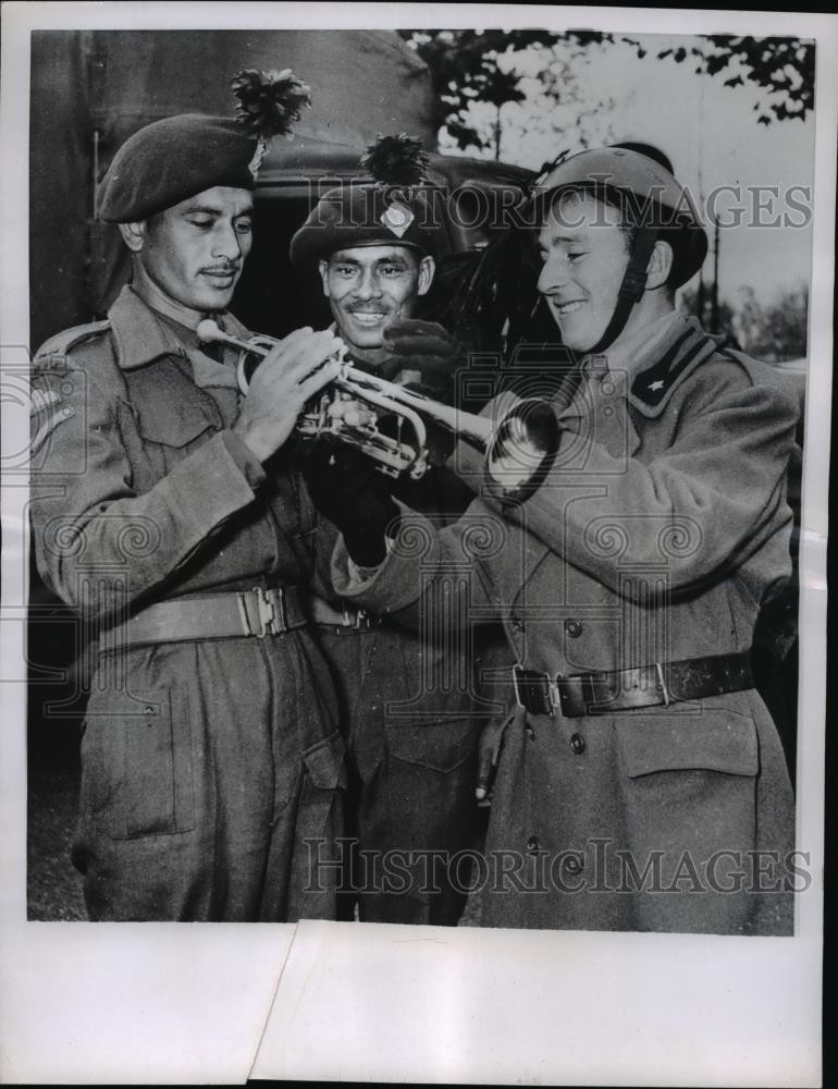 1956 Press Photo Indian Paratroopers Get Trumpet Instructions From An Italian