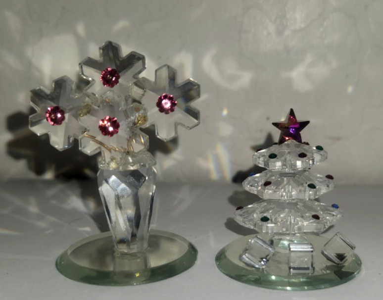 VTG CFL Crystal Glass Christmas Tree And Flowers w/Vase Figurine 1-3/4\