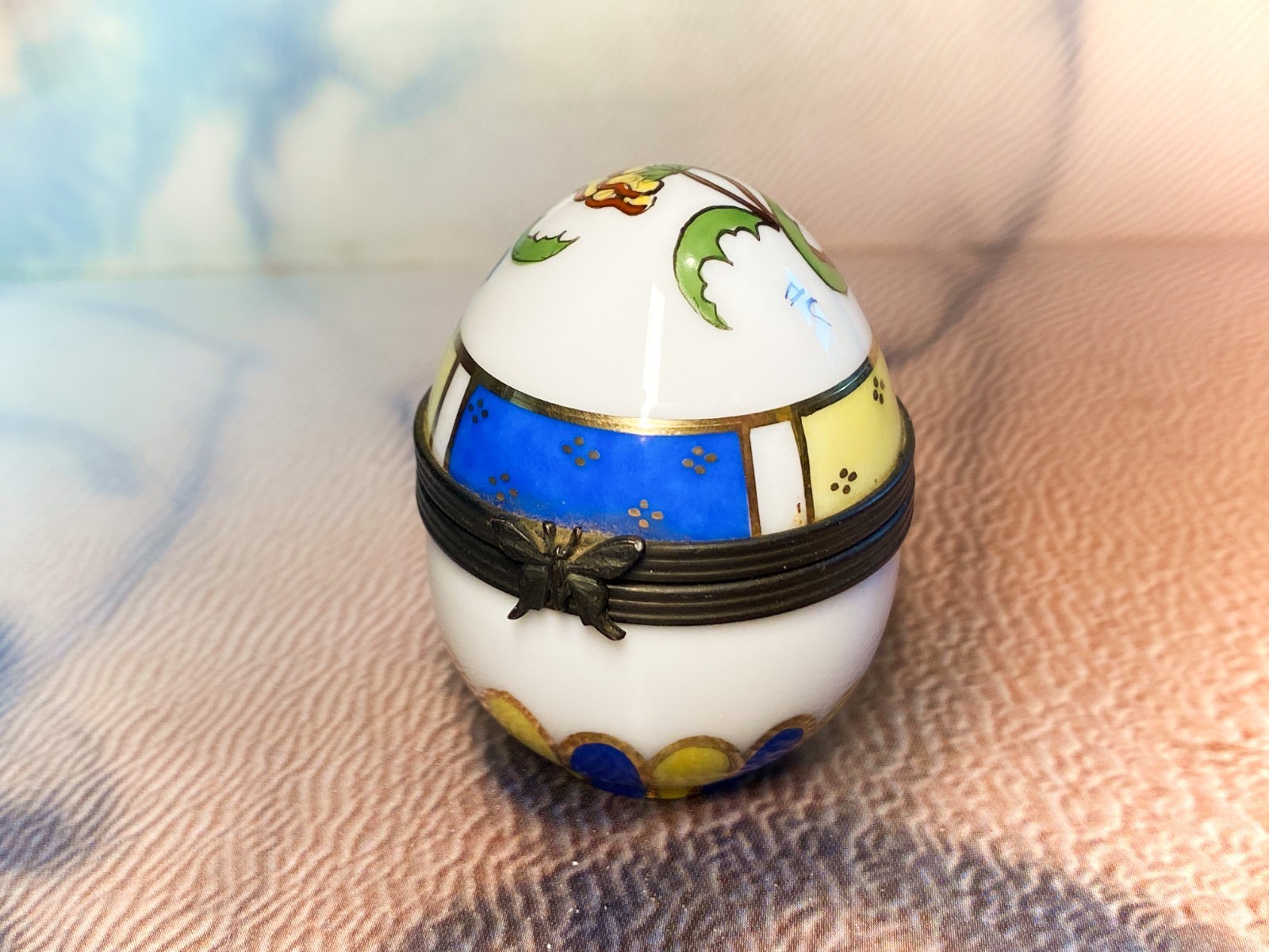 Small egg shaped porcelain Limoges Dubarry-5cm-vintage trinket/jewellery box-1i