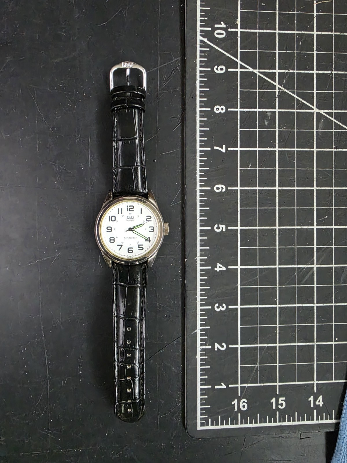 Q&Q by Citizen Quartz Wristwatch 3 Bar Water Resist Round Face Q&Q Strap WORKING