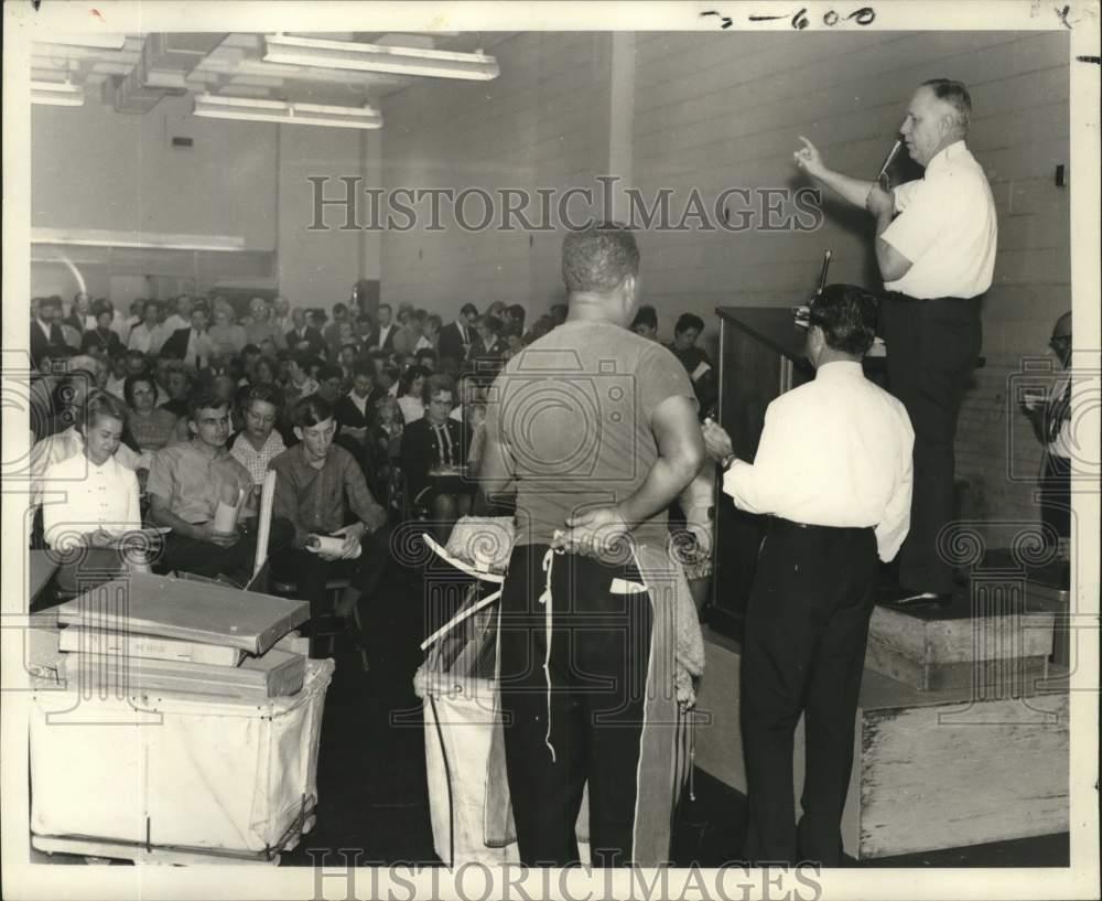 1969 Press Photo Post Office's semi-annual auction of unclaimed & damaged goods