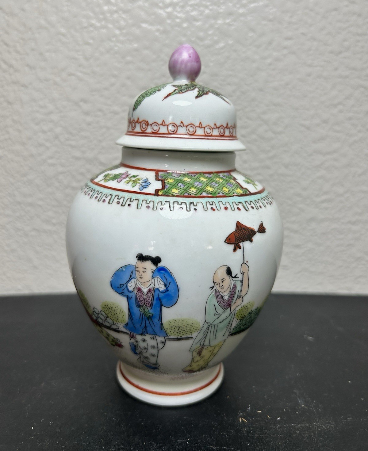 Vintage Chinese Porcelain Lidded ginger Jar or temple jar Purple Finial Scene 