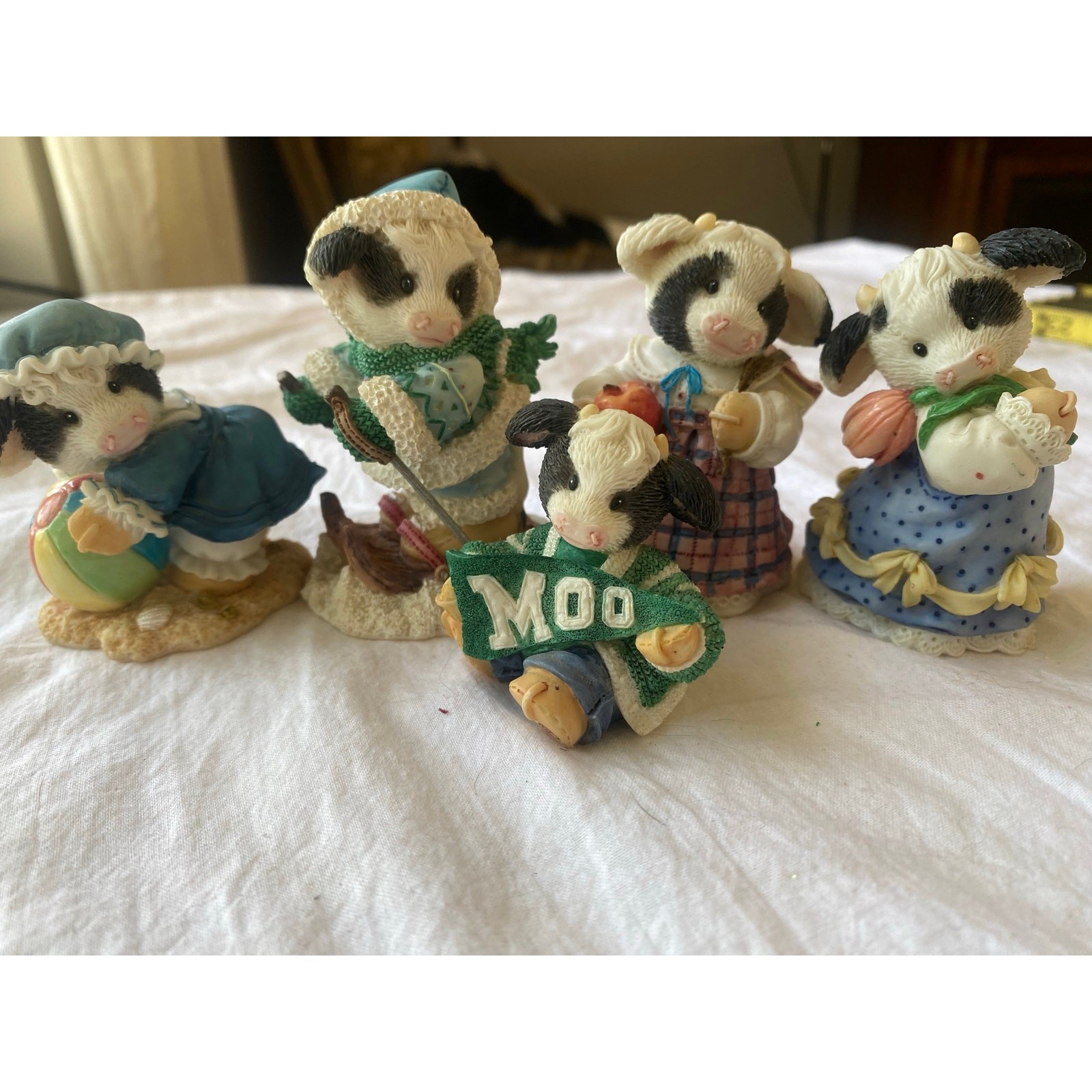 Vintage Mary\'s Moo Moos figurines by Enesco, manufactured in the 1990s.lot of 5 Vintage Mary\'s Moo Moos figurines by Enesco, manufactured in the 1990s.lot of 5