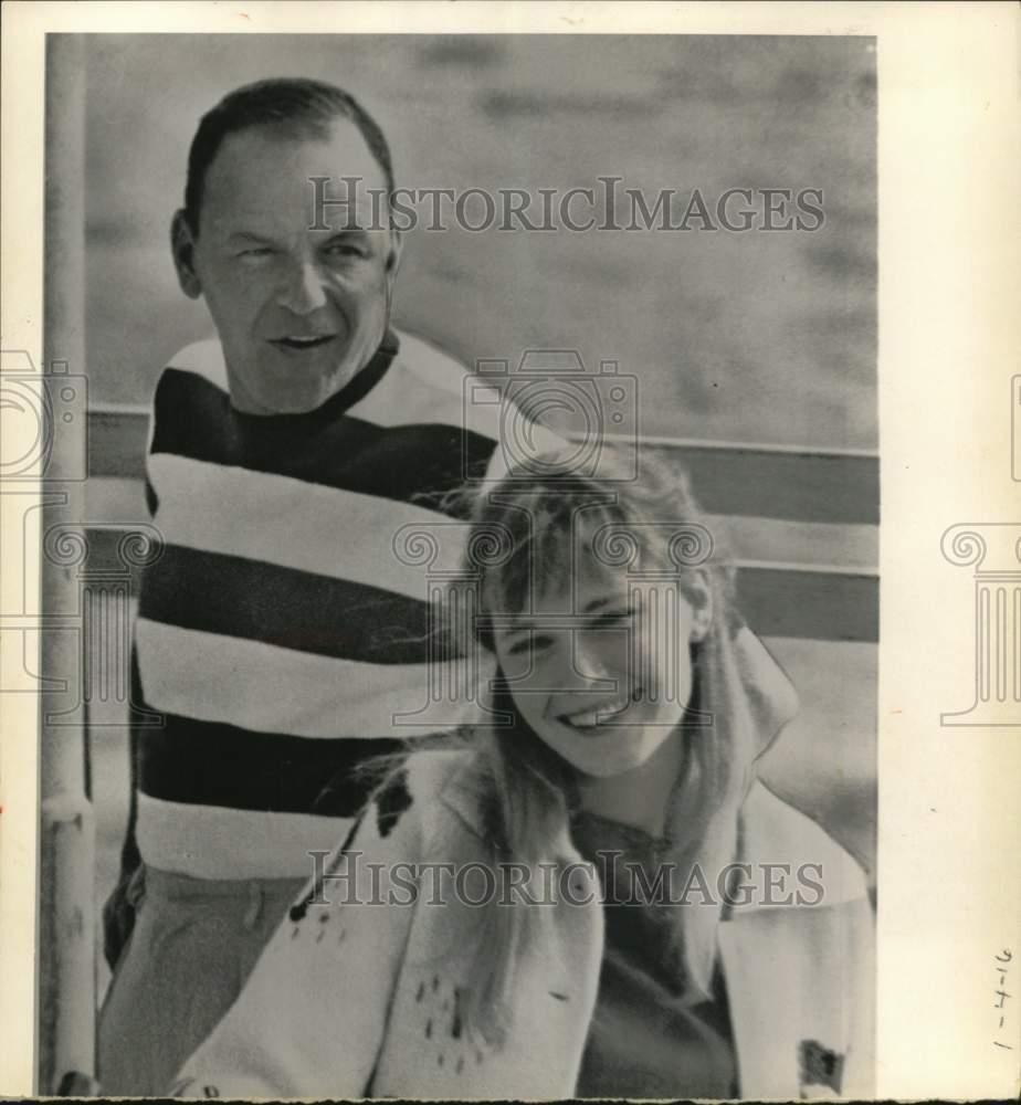 1966 Press Photo Singer and actor Frank Sinatra and his young fiancee Mia Farrow
