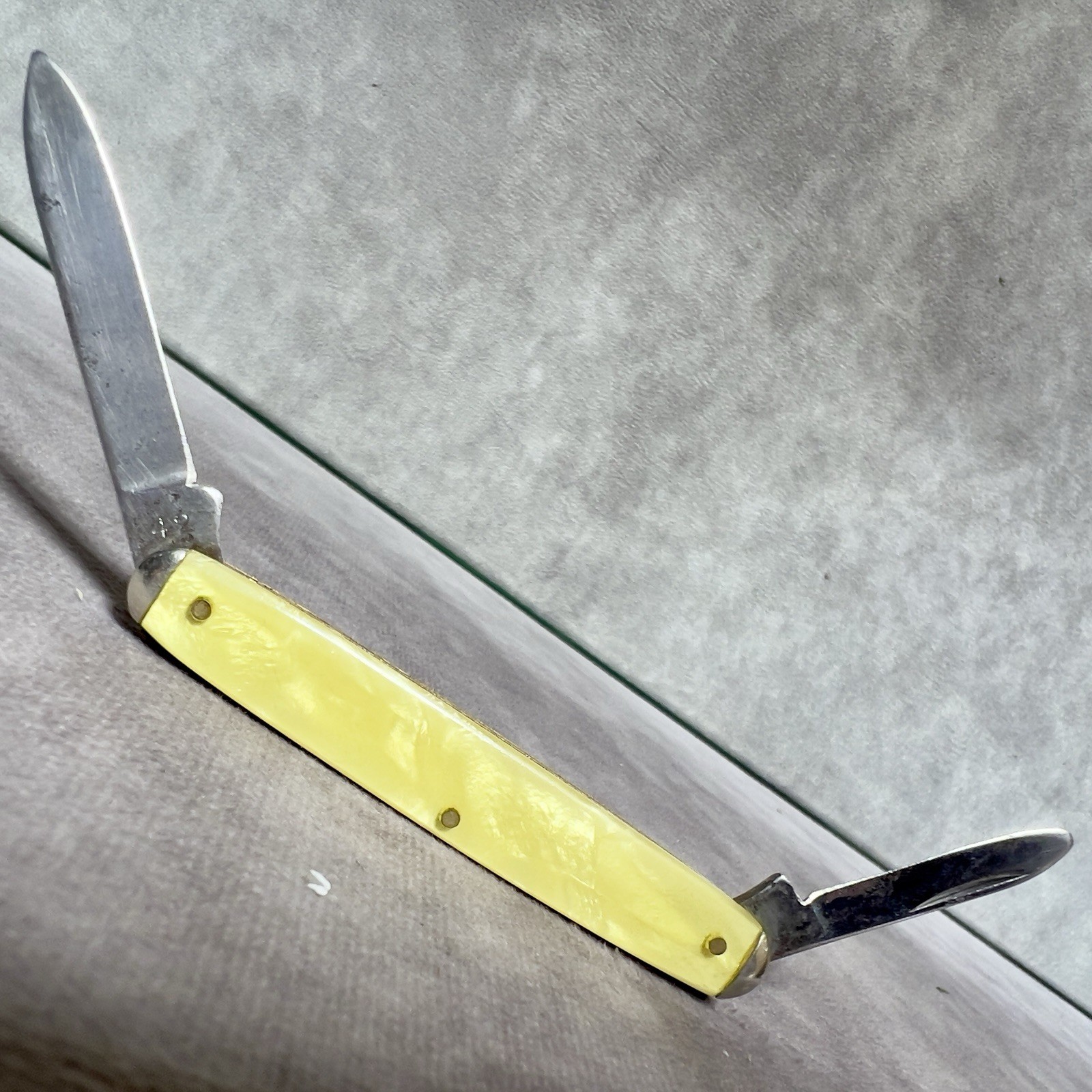 Vintage Camillus 2-Blade Pen Pocket Knife #42 Yellow Celluloid New York USA Vintage Camillus 2-Blade Pen Pocket Knife #42 Yellow Celluloid New York USA