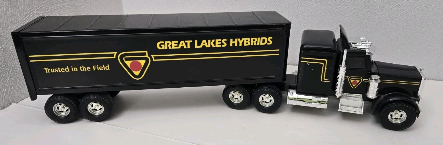 ERTL Peterbilt Semi Tractor Trailer Great Lakes Hybrids 1/64 (#0572 OF 1250) ERTL Peterbilt Semi Tractor Trailer Great Lakes Hybrids 1/64 (#0572 OF 1250)