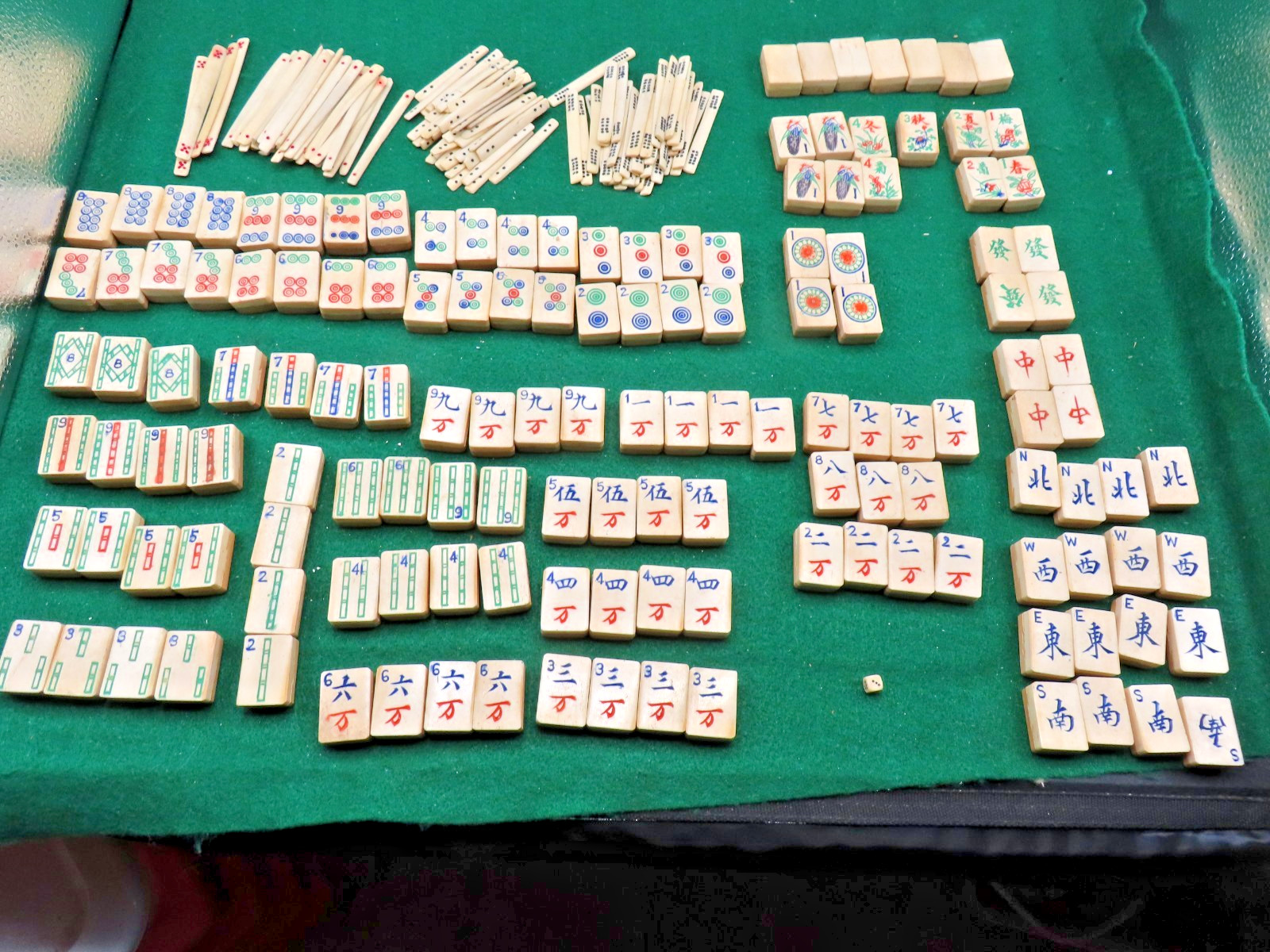 ANTIQUE CHINESE BONE DOVETAILED INTO BAMBOO MAHJONG SET W/ SCORING STICKS 1 DICE ANTIQUE CHINESE BONE DOVETAILED INTO BAMBOO MAHJONG SET W/ SCORING STICKS 1 DICE