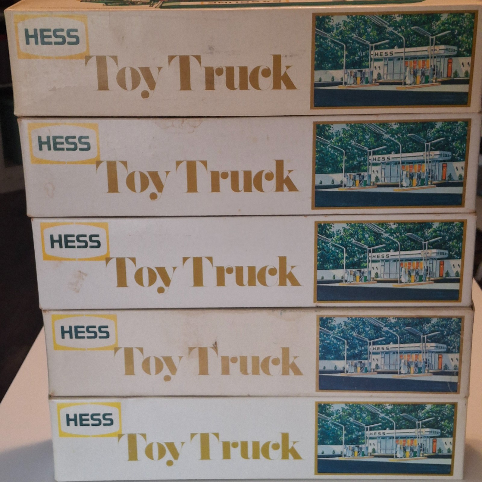1977 Hess Fuel Oil Tanker Toy Truck with Original Box & Insert & battery card 1977 Hess Fuel Oil Tanker Toy Truck with Original Box & Insert & battery card