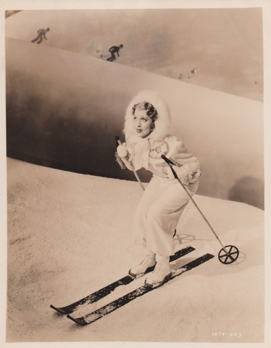 1939 Press Photo Actress Jeanette MacDonald snow skiing in 