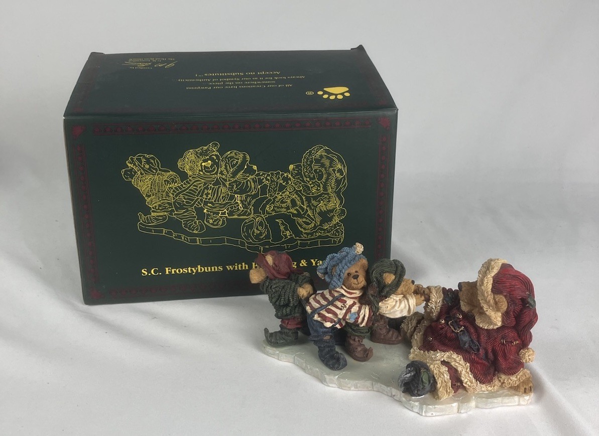 Boyds Bears 2007 S.C. Frostybuns With Pull, Tug, & Yank Christmas Figurine Boyds Bears 2007 S.C. Frostybuns With Pull, Tug, & Yank Christmas Figurine