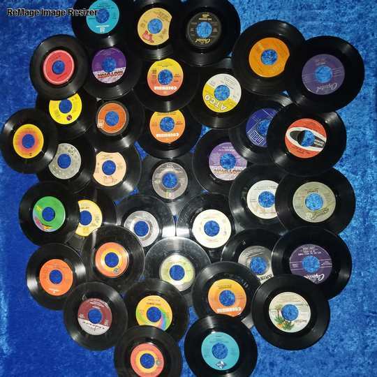 LOT OF 125 45 RPM JUKEBOX RECORDS FOR CRAFTING,GAMES, PARTIES AND FUN LOT OF 125 45 RPM JUKEBOX RECORDS FOR CRAFTING,GAMES, PARTIES AND FUN