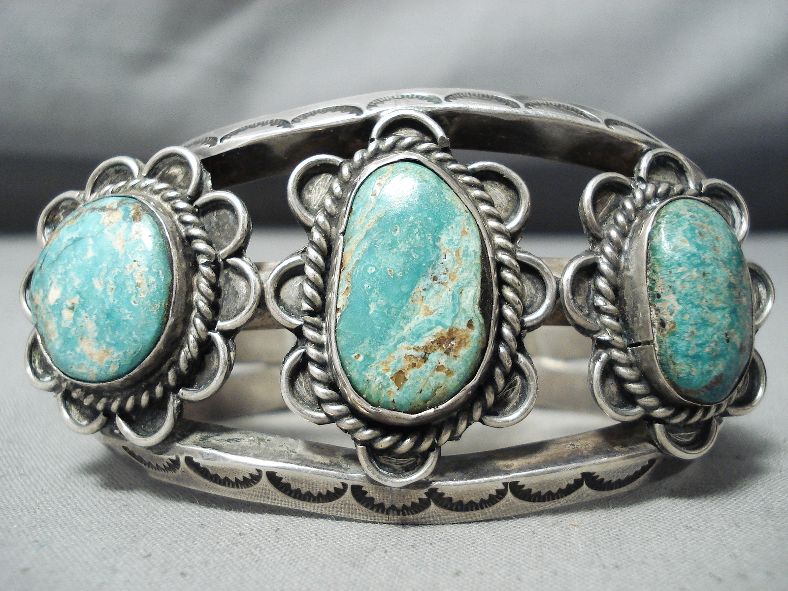 HEAVY 100 GRAM VINTAGE NAVAJO ITHACA PEAK TURQUOISE STERLING SILVER BRACELET