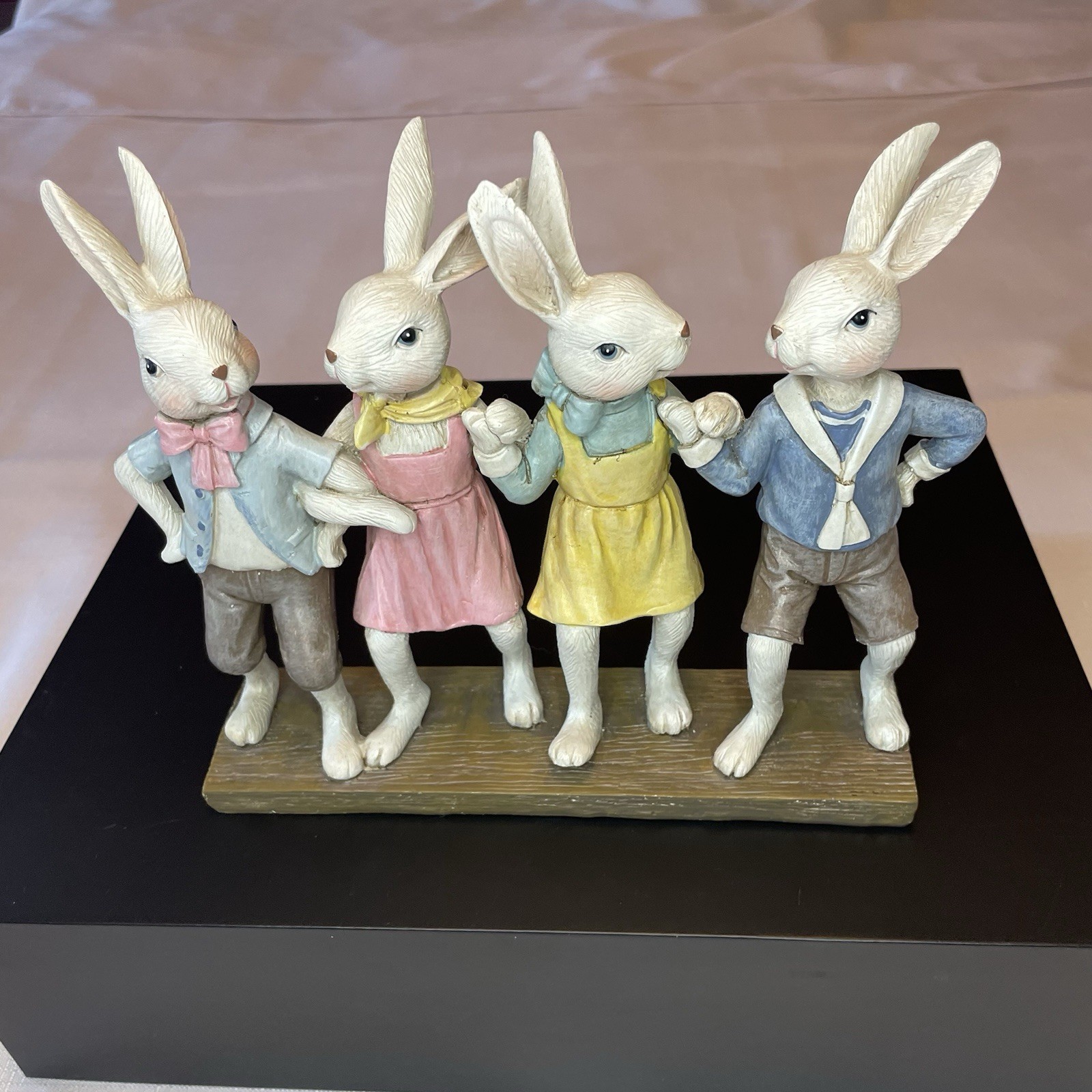 Ganz Vintage Resin Adorable Pastel Four Bunnies Arm In Arm