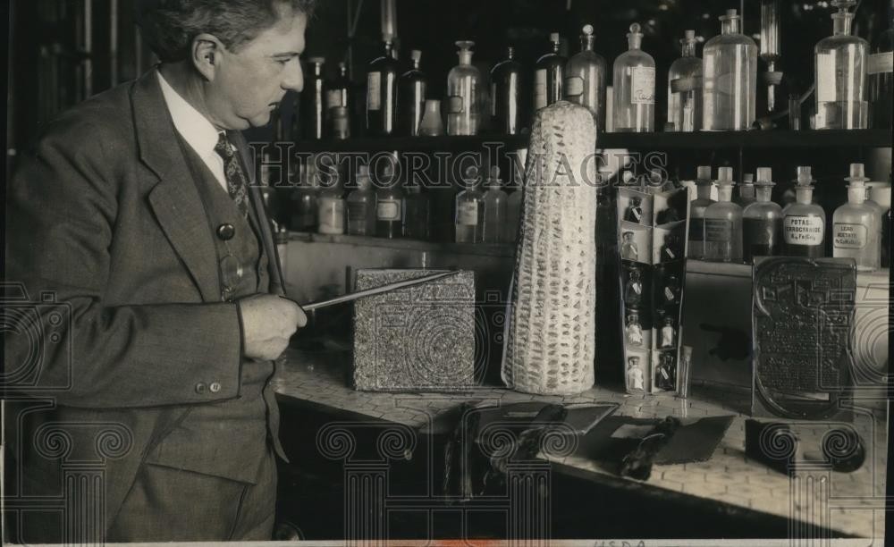 1932 Press Photo Dr WW Skinner & block of heat insulating material in a lab 1932 Press Photo Dr WW Skinner & block of heat insulating material in a lab