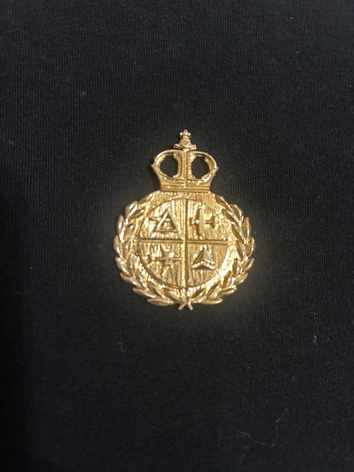VTG 1990s Delta Airlines Flight Attendant Crown Crest Scarf Pin Gold Brooch 2\