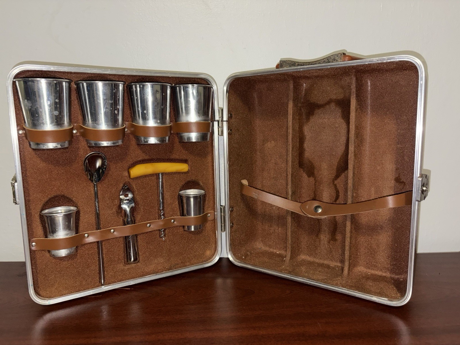 Vintage Ever-Wear Executair 707 Travel Bar Cocktail Set 6 Cups Orange Case