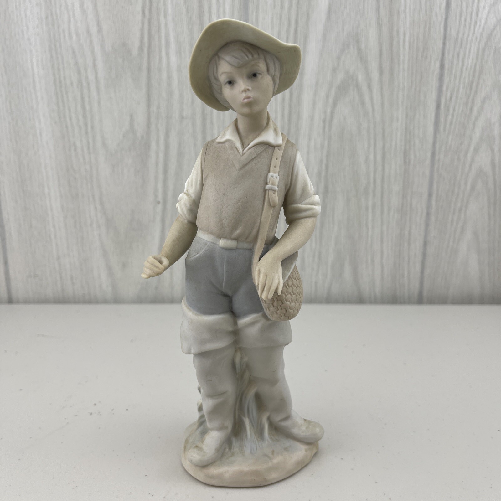 Lladro Figurine Boy GOING FISHING #4809 Matte Finish *Missing Fishing Pole*
