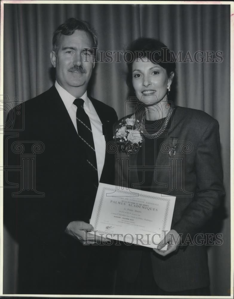 1990 Press Photo University of Louisiana Chancellor Congratulates Jean Cranmer 1990 Press Photo University of Louisiana Chancellor Congratulates Jean Cranmer
