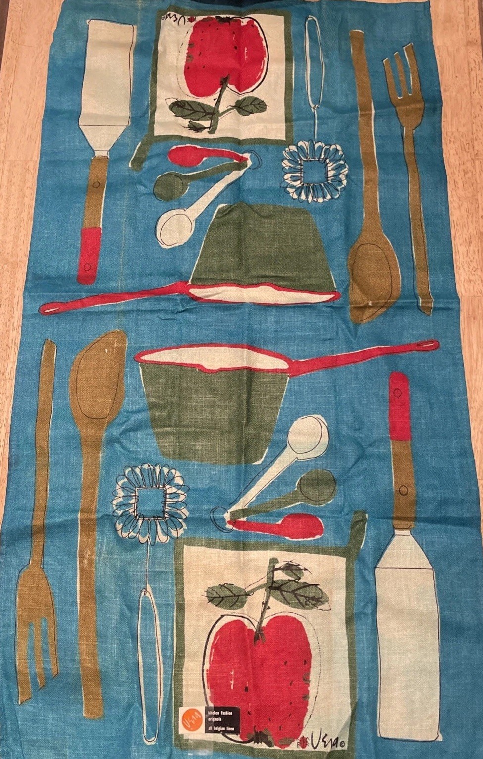 Vintage VERA Neumann 1960/70’s Linen Tea Towel Wall Art MCM Iconic Apple Design Vintage VERA Neumann 1960/70’s Linen Tea Towel Wall Art MCM Iconic Apple Design