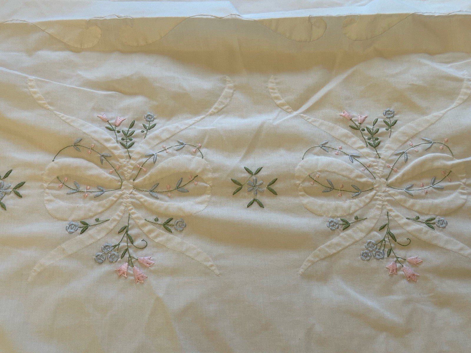 Vintage Madeira Bed Embroidered With Appliqués 108” X 90” Bows Beautiful Vintage Madeira Bed Embroidered With Appliqués 108” X 90” Bows Beautiful