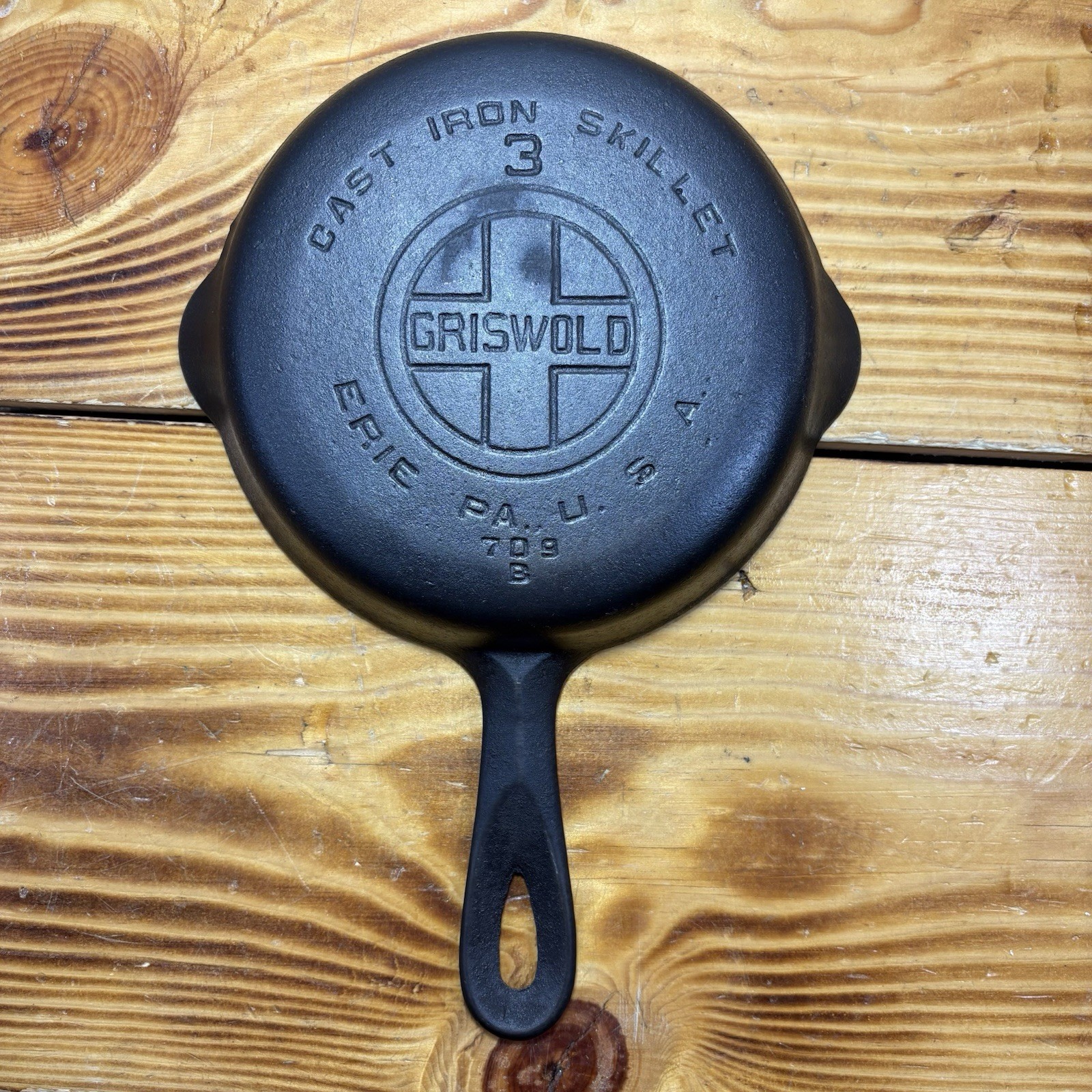 Vintage Griswold No. 3 Cast Iron Skillet 709 B Dual Spouts Large Block Logo Vintage Griswold No. 3 Cast Iron Skillet 709 B Dual Spouts Large Block Logo