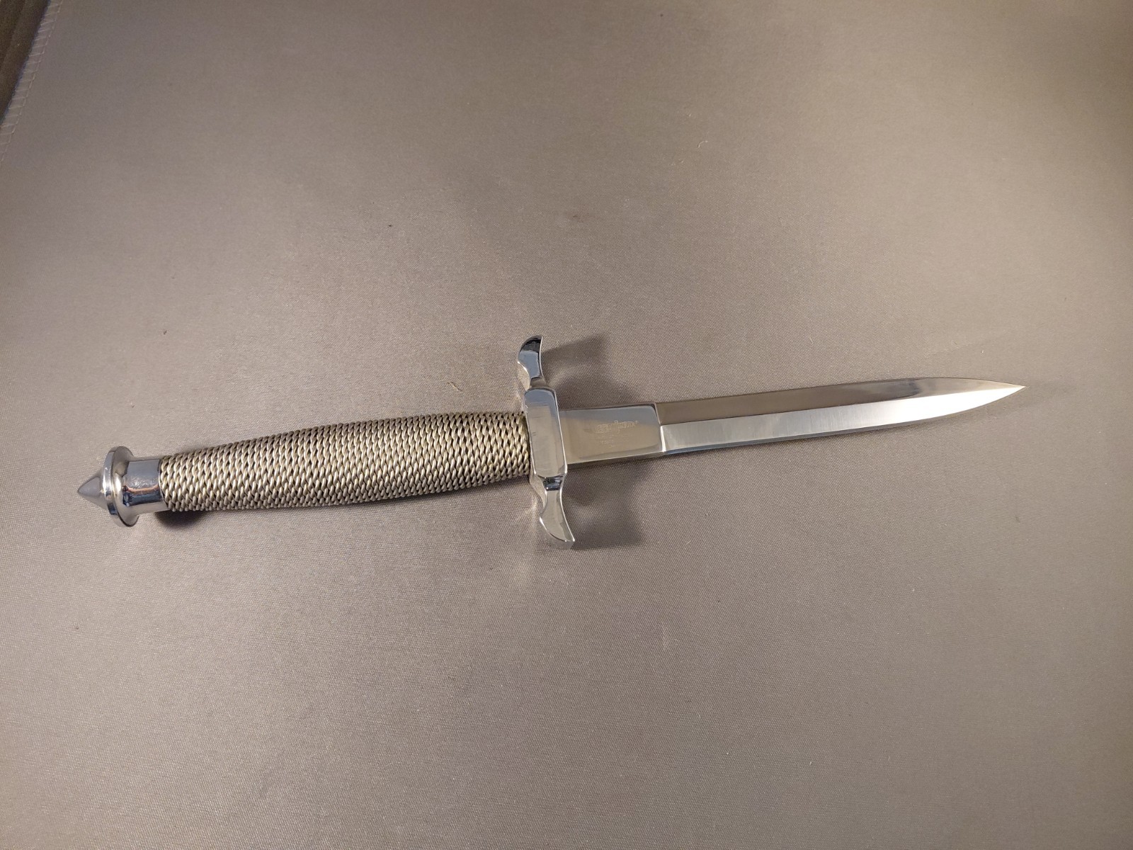 GIL HIBBEN \ GIL HIBBEN \