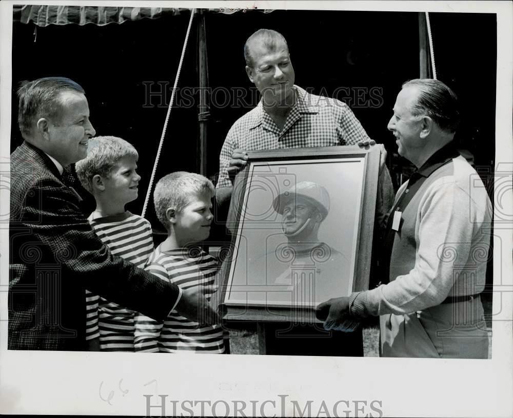1951 Press Photo Robert Uihlein Jr. presented with sketch of himself, Milwaukee