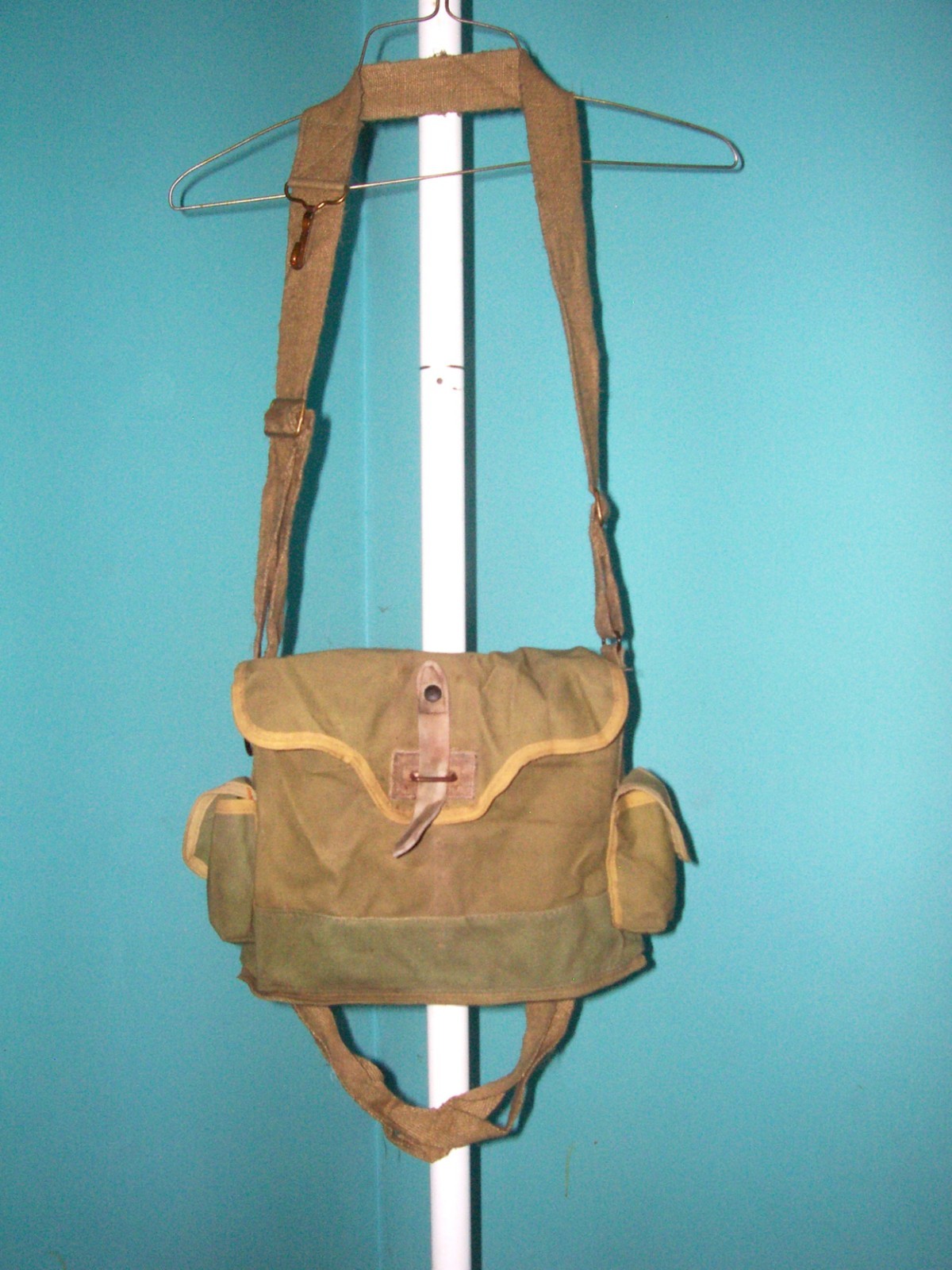 WW11  FRENCH GAS MASK SHOULDER  BAG DATED 1940  ORIGINAL