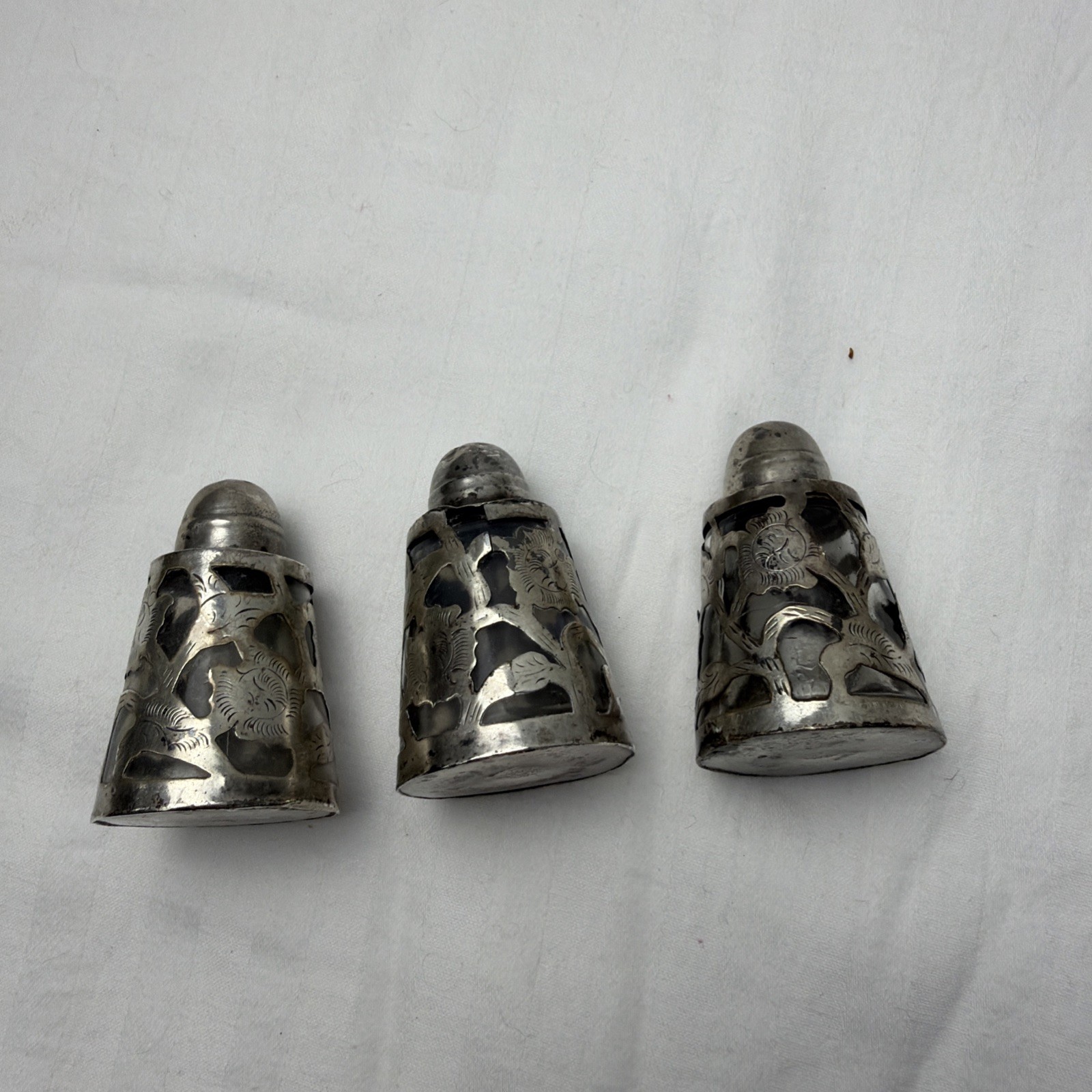 3 VINTAGE STERLING SILVER 925 SALT & PEPPER SHAKERS ENGRAVED FLOWERY DESIGN 3 VINTAGE STERLING SILVER 925 SALT & PEPPER SHAKERS ENGRAVED FLOWERY DESIGN