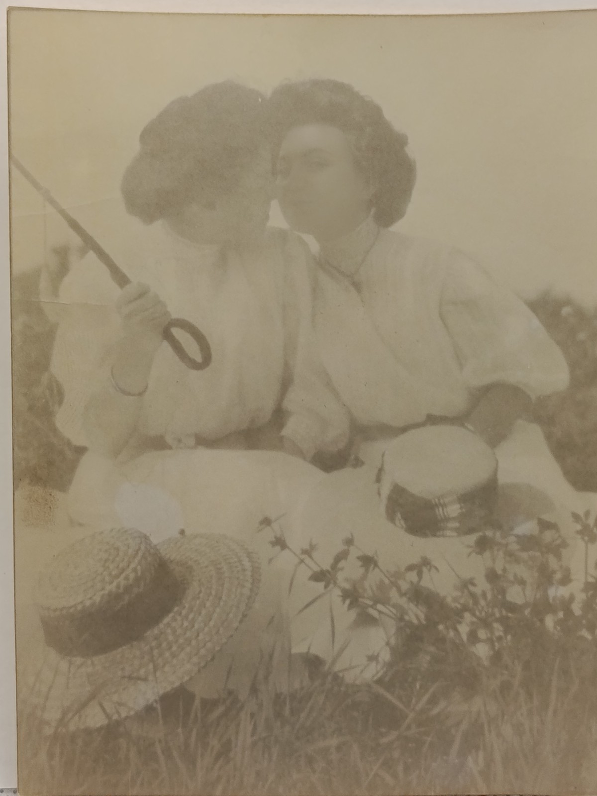 1**Original vintage photograph: women kissing. 1**Original vintage photograph: women kissing.