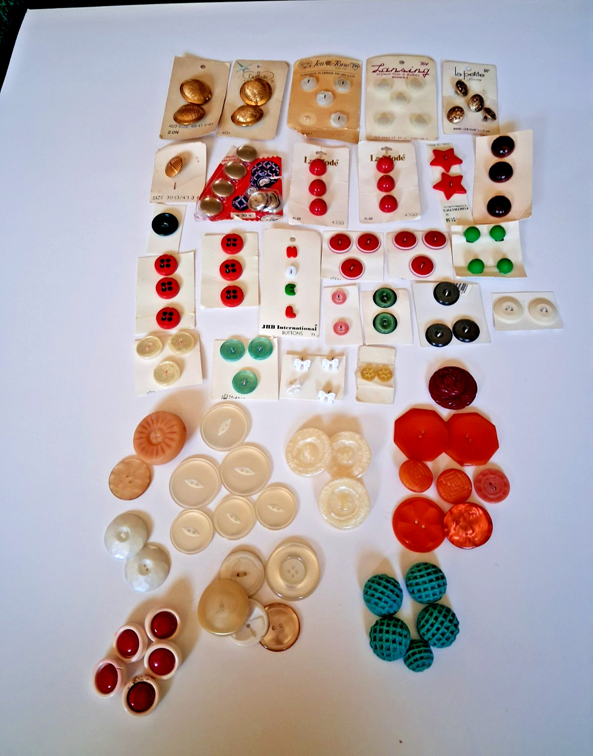 1 LOT OF VINTAGE BOTTONS ON ORIGINAL CARDS + LOOSE AND MATCHING SETS 1 LOT OF VINTAGE BOTTONS ON ORIGINAL CARDS + LOOSE AND MATCHING SETS