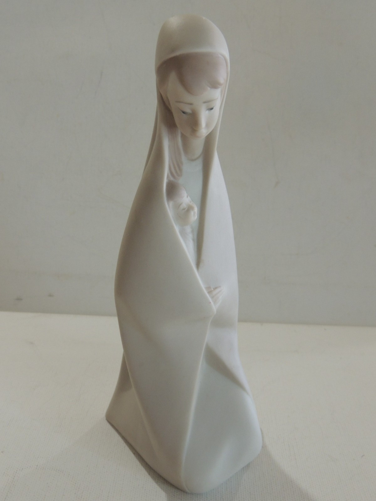 VINTAGE LLADRO MOTHER & CHILD MATTE FIGURINE 7 1/2 VINTAGE LLADRO MOTHER & CHILD MATTE FIGURINE 7 1/2
