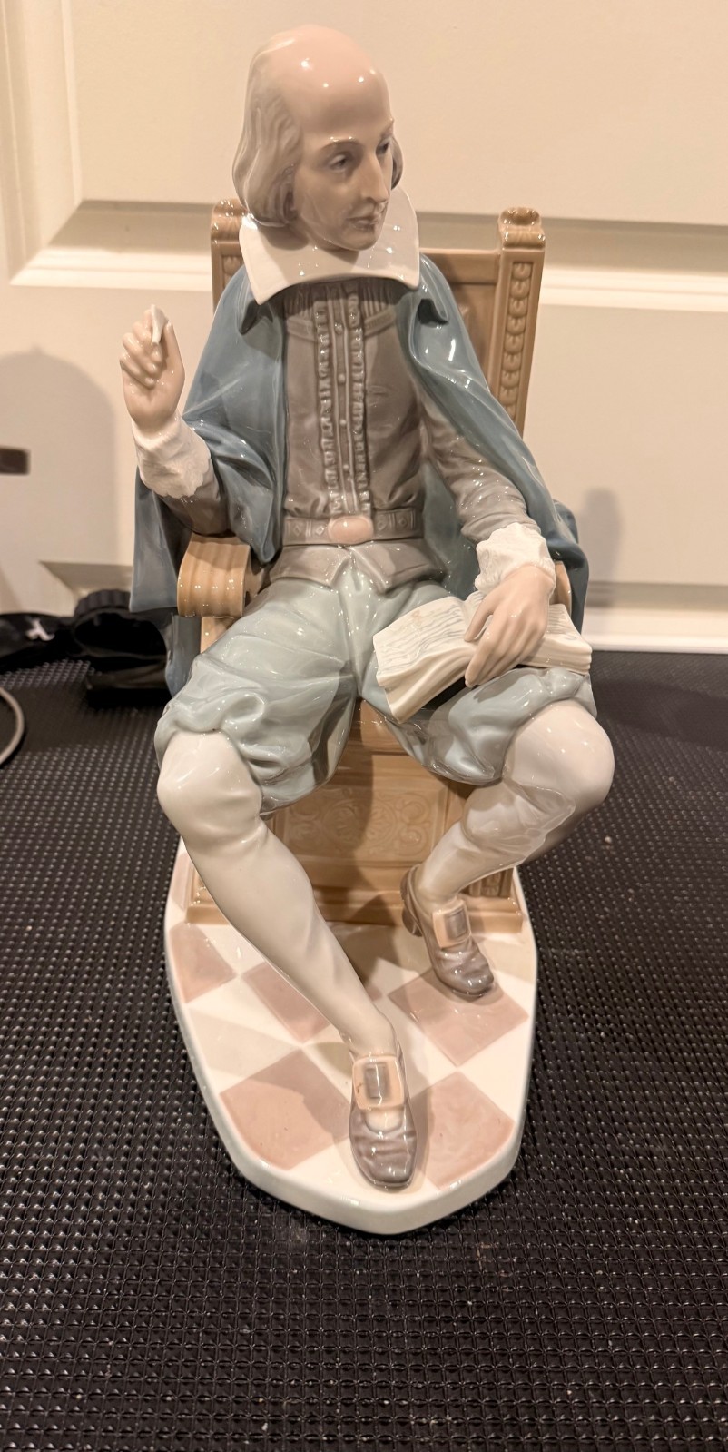 Lladró #928 William Shakespeare with Quill & Book Porcelain Figurine Retired