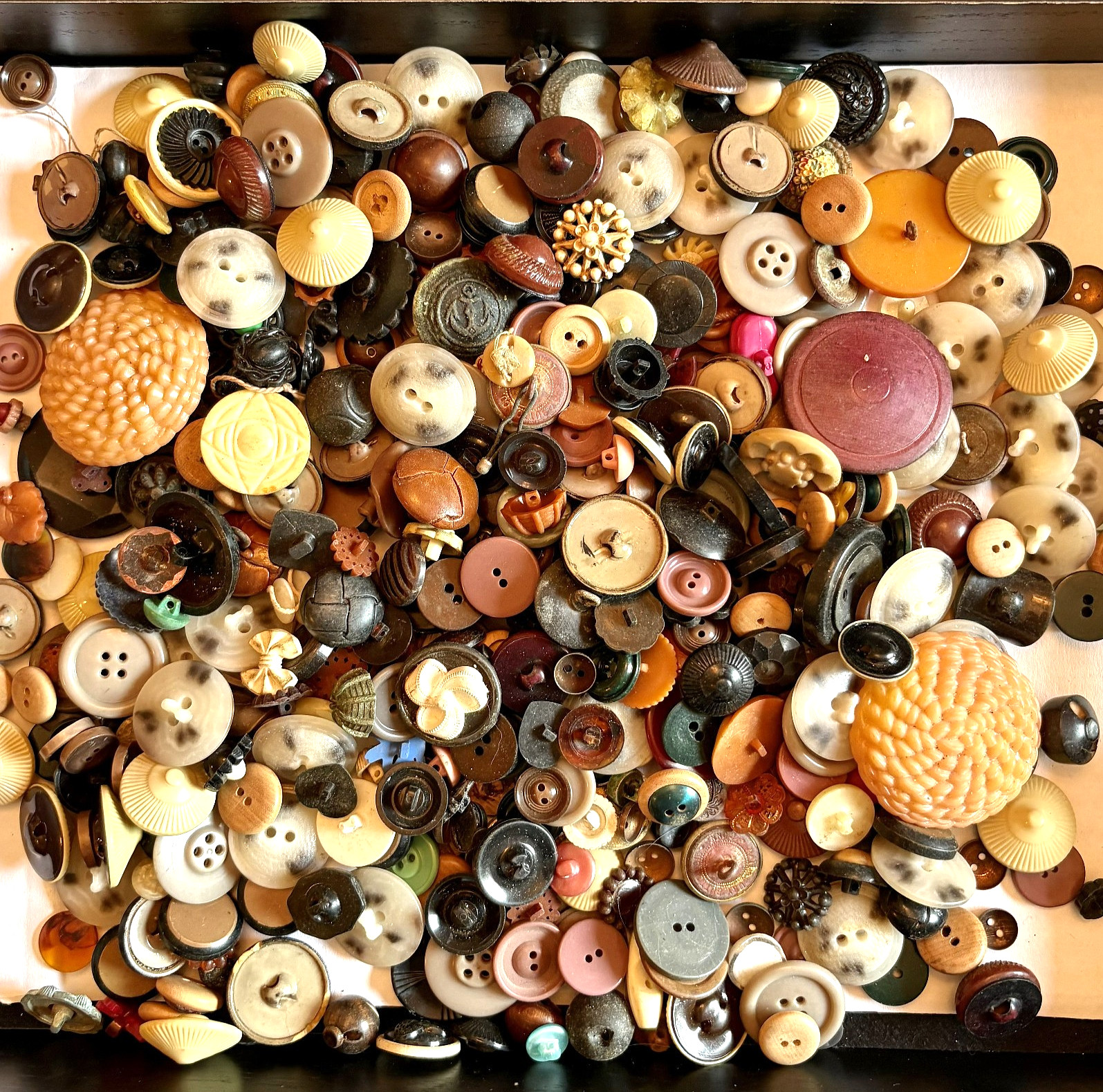 VINTAGE LOT OF BUTTONS ESTATE FIND  ANTIQUE Bakelite ASSORTED 2 lbs