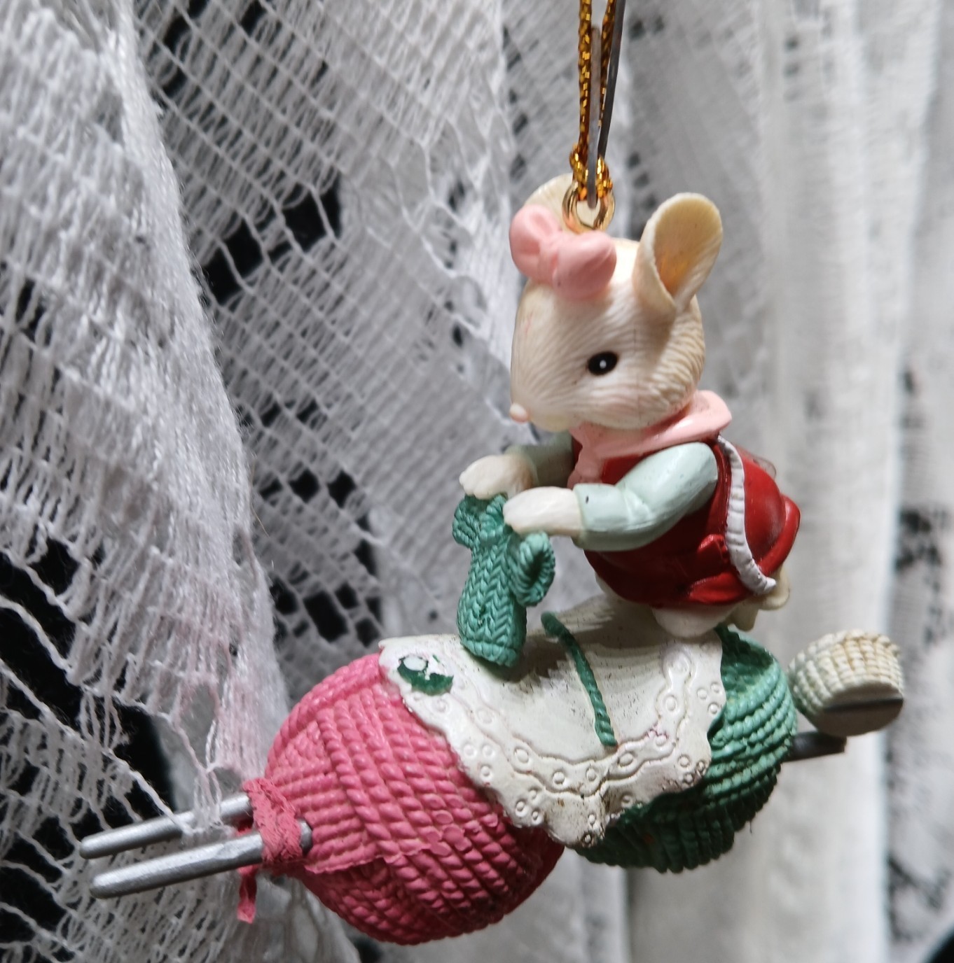 Vintage Enesco Lustre Fame Mouse On Yarn Knitting Christmas Tree Ornament