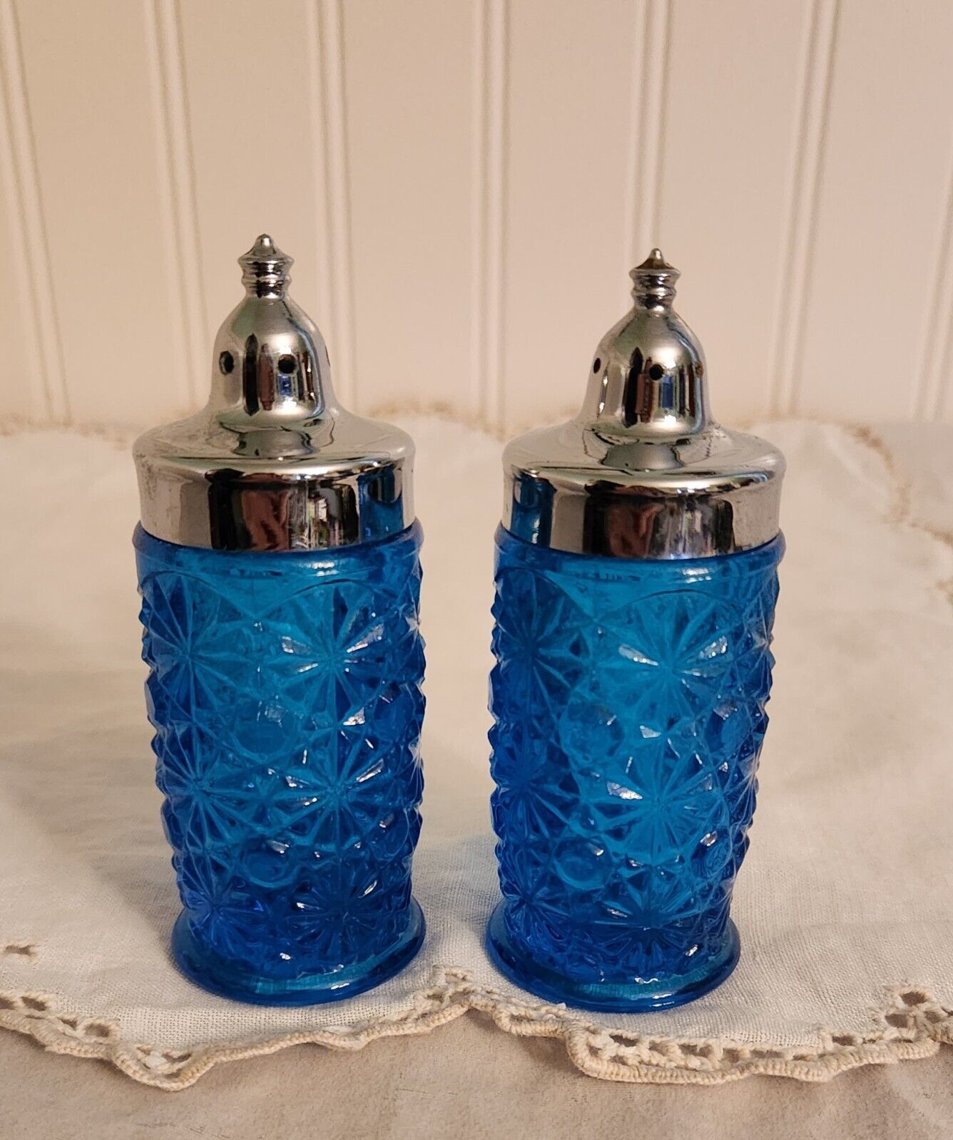 L E Smith Vintage Daisy And Button Salt & Pepper Shakers Colonial Blue Glass