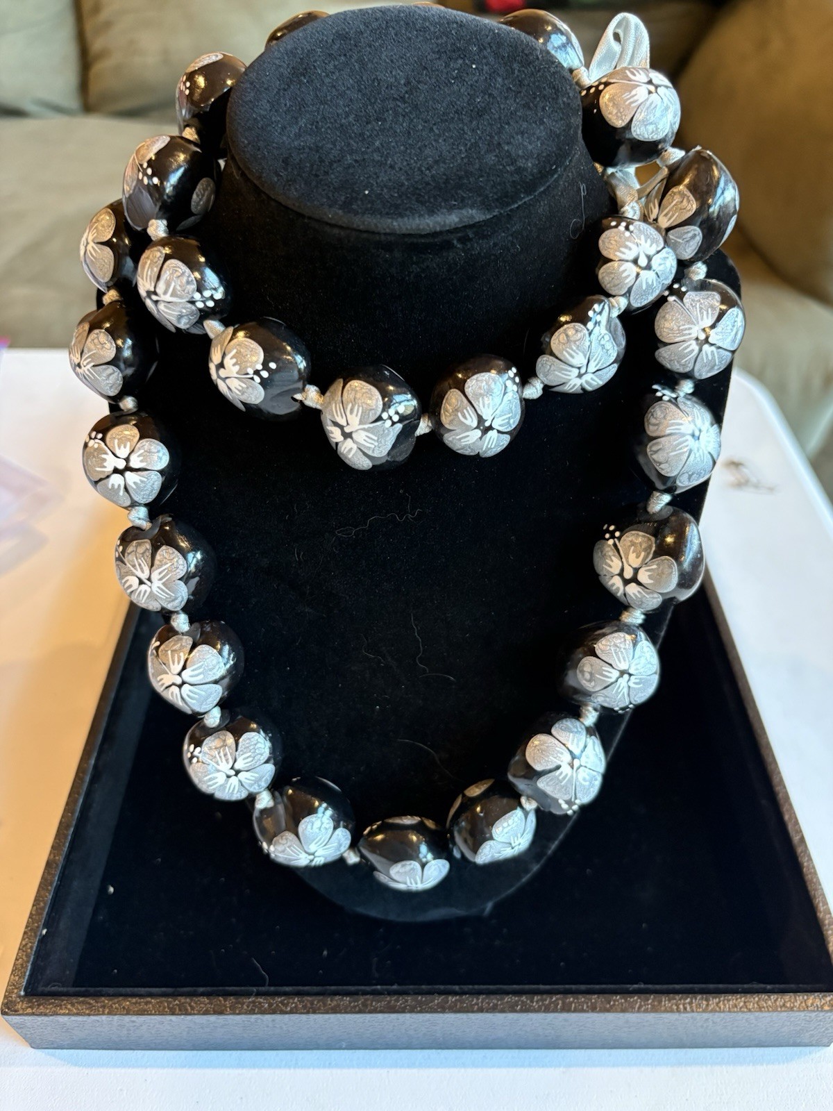 Hawaiian Hibiscus Kukui Nut Lei Necklace Black & White Hawaiian Hibiscus Kukui Nut Lei Necklace Black & White